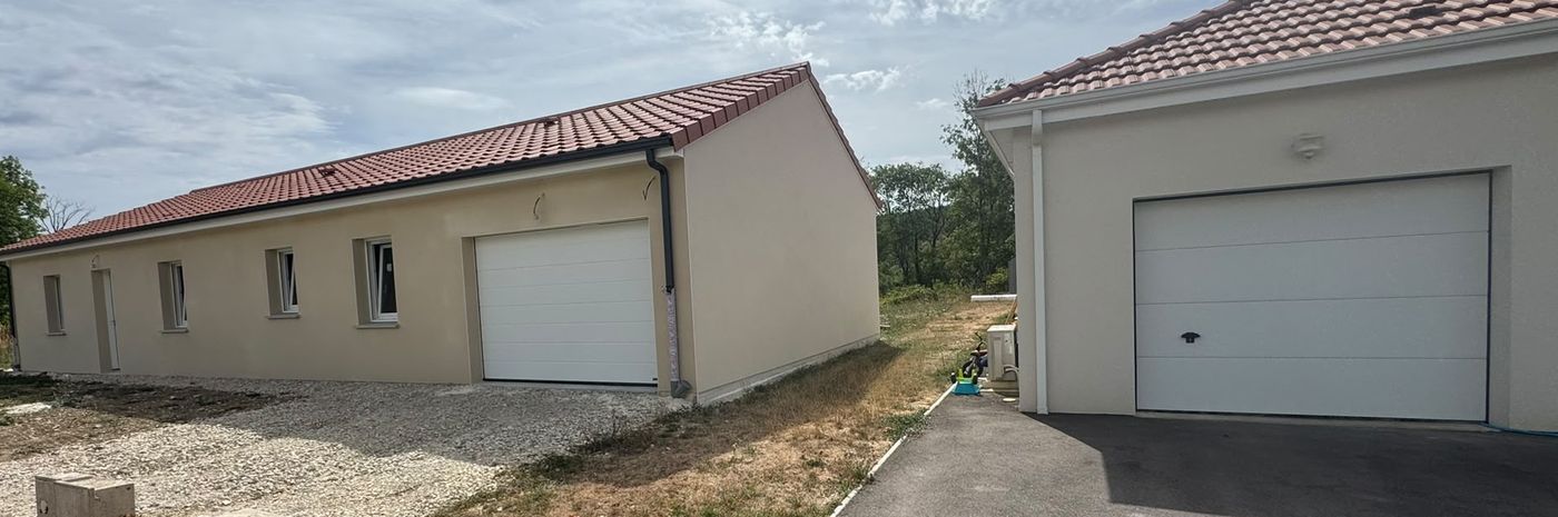 Deux pavillons neufs en enduit gratté beige