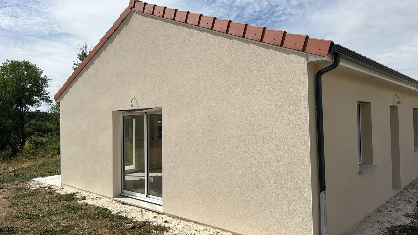 Pignon de maison plain-pied en enduit gratté ivoire