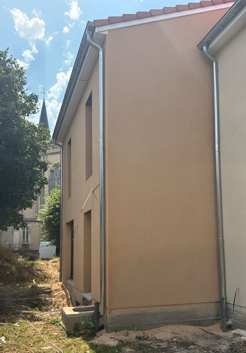Pignon de maison en enduit projeté gratté ton ocre, réalisé par SARL BATIBO